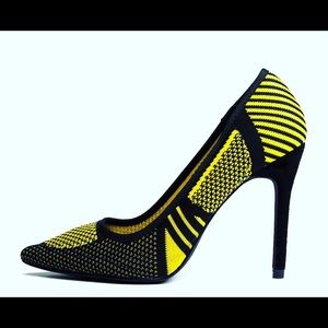 Pointy Neón black heels